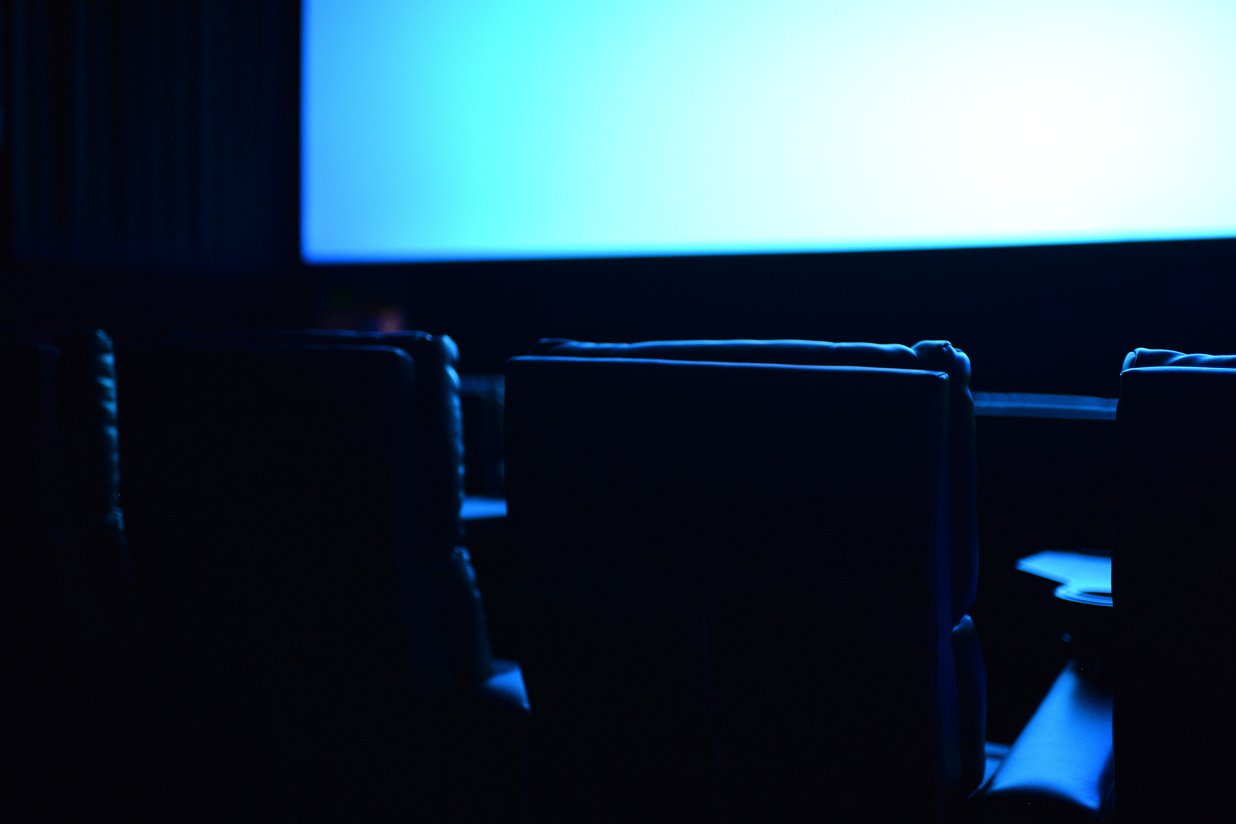 电影市场冷透了：投资人散了，观影者走了，影院员工拿着最低保障停工