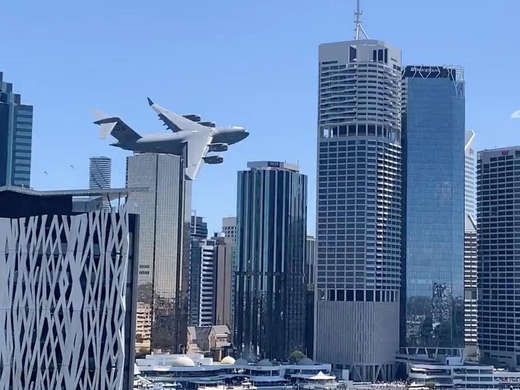 澳空军飞机穿梭城市高楼画面?“吓坏”美国人，澳媒：他们刚纪念完“9·11”