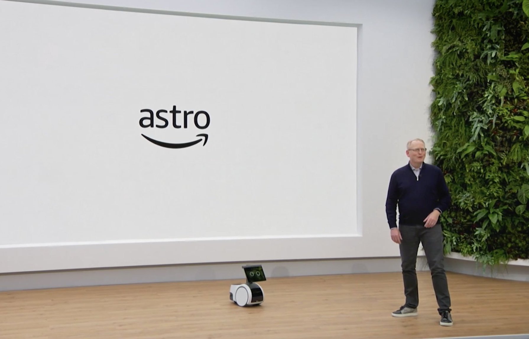 亚马逊智能家庭机器人落地 大眼Astro能聊天、能跑腿还能当保安