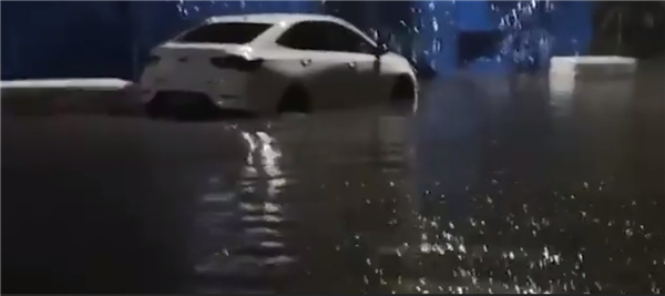 席卷而来！河南鹤壁遭暴雨袭击：路面一片汪洋水深及膝 民众出行艰难