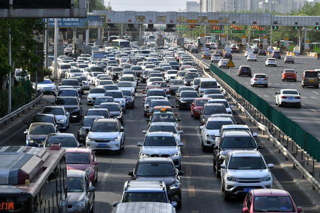 新闻8点见│返程高峰开启，多条进京高速公路已持续拥堵数小时