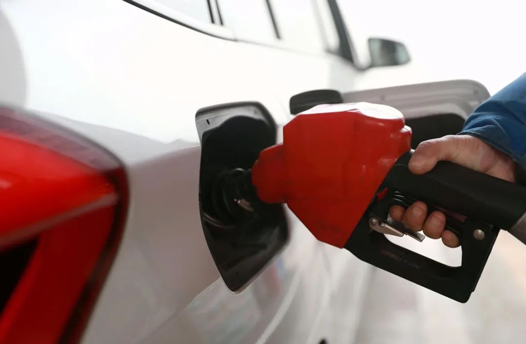 加满一箱油多花13.5元！油价年内最大涨幅来临，下一轮可能还要涨