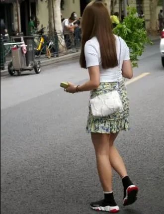现代版“买椟还珠”！上海Prada菜市场外 女子拍照后把新买的菜扔掉！路人看呆了