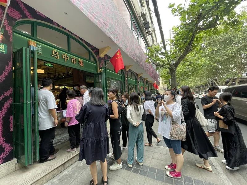 现代版“买椟还珠”！上海Prada菜市场外 女子拍照后把新买的菜扔掉！路人看呆了