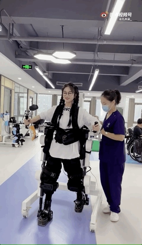 瘫痪小姐姐“自主”行走视频火了，曾借助轮椅完成舞蹈表演，网友：灵魂是战士