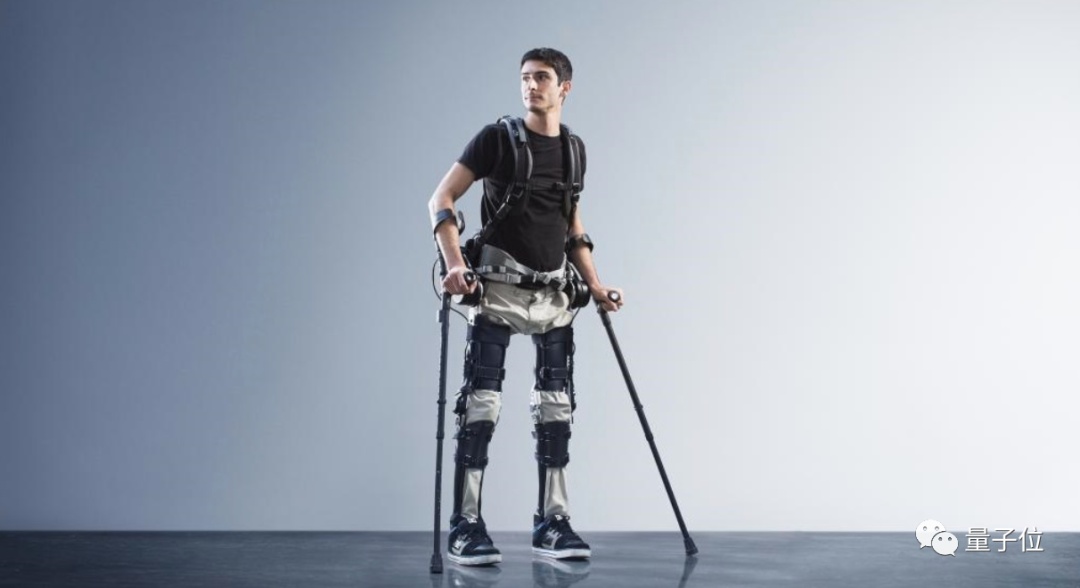 瘫痪小姐姐“自主”行走视频火了，曾借助轮椅完成舞蹈表演，网友：灵魂是战士