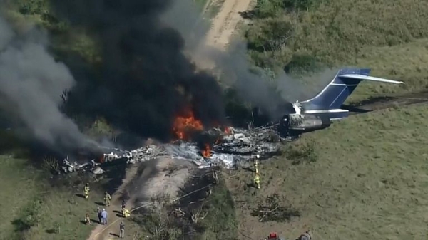奇迹！美国一客机坠毁烧成废墟 机上21人全员生还