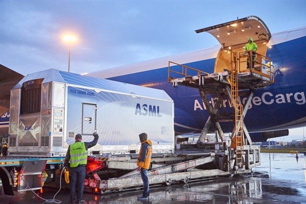 ASML三季度业绩激增：EUV光刻机出货量刷新纪录
