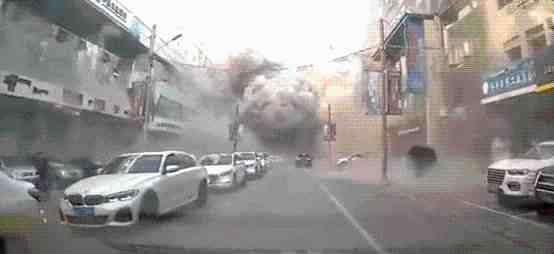 现场一辆公交车被波及！沈阳饭店爆炸已致3死30余伤