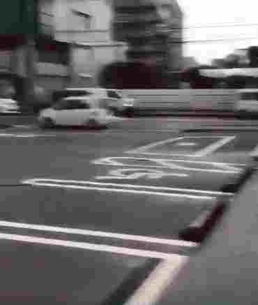 日本一辆K-Car行驶中险被大风吹翻！网友：日系车轻“实锤”