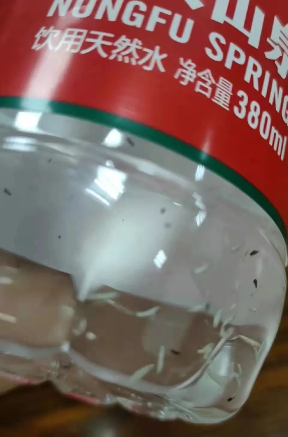 农夫山泉被曝未开封瓶装水中有蛆虫！包装水对收入贡献率超60% 公司紧急回应：已报警