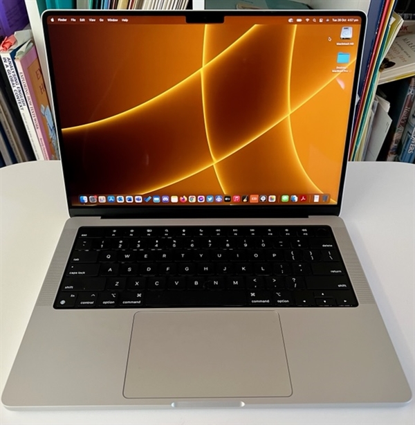 首批用户吐槽MacBook Pro屏幕四角“天圆地方”：逼死强迫症