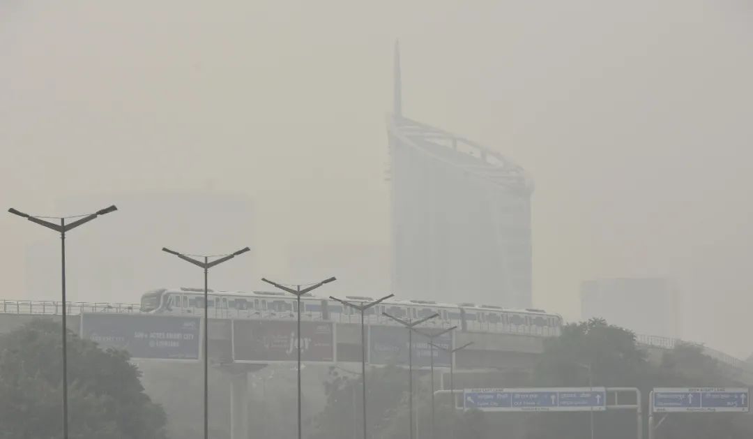 爆竹狂欢！印度首都从“毒雾”中醒来，污染指数飙至999！民众抱怨：“喉咙发痒，眼睛流泪”