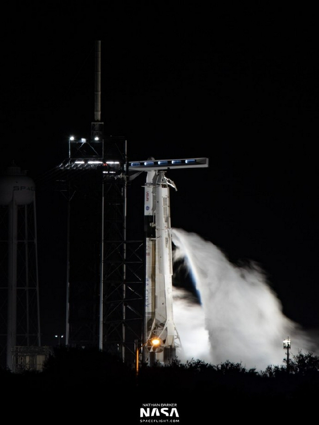 SpaceX公司发射第四艘载人飞船美德四名宇航员奔赴太空