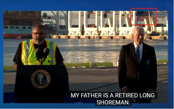 拜登赴巴尔的摩港大谈基建，他身后的美国国旗似乎遮挡住了六个汉字：上海振华重工