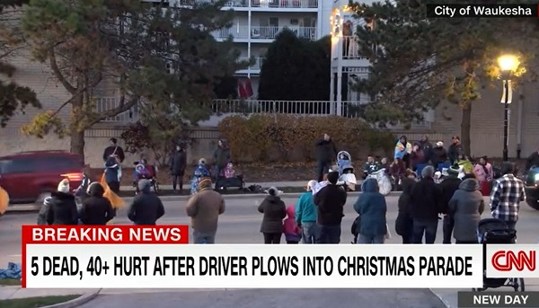 CNN：红色SUV冲撞圣诞游行人群致5死40伤 警方指控司机故意杀人