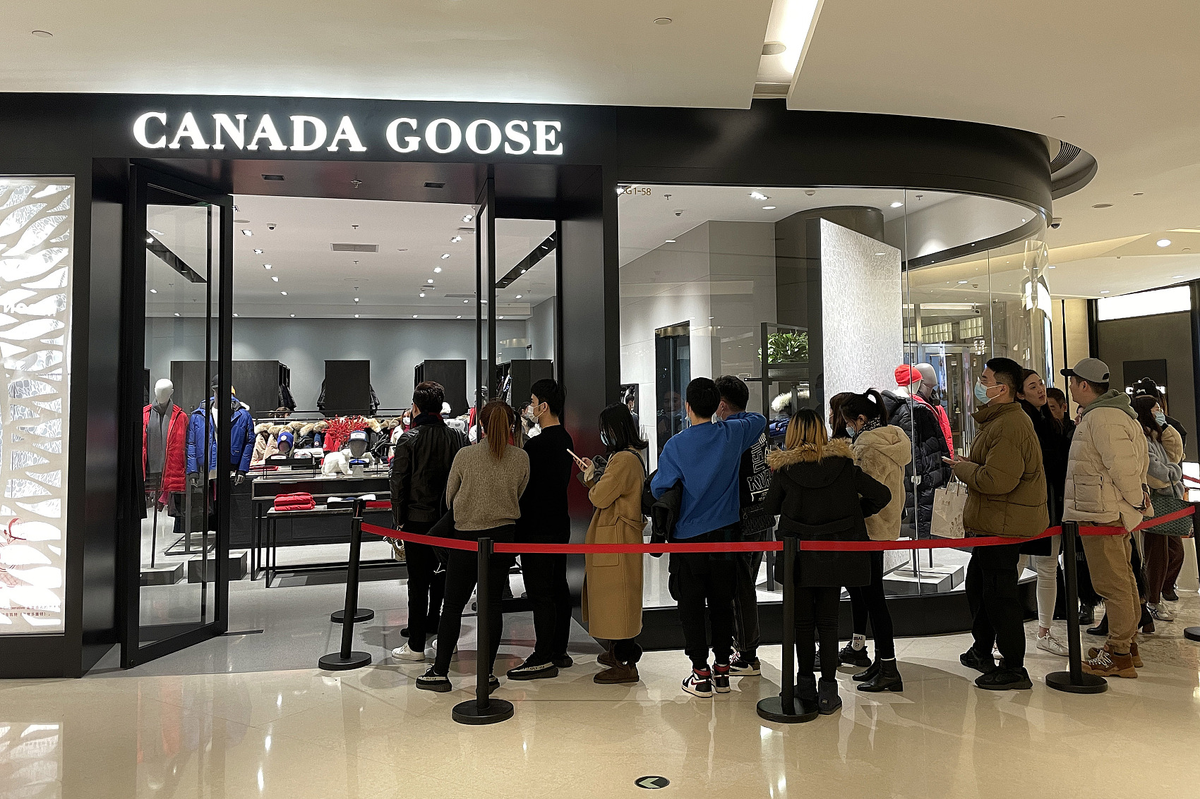 甘当韭菜！中国买家宠坏加拿大鹅，上海门店依旧排起长龙