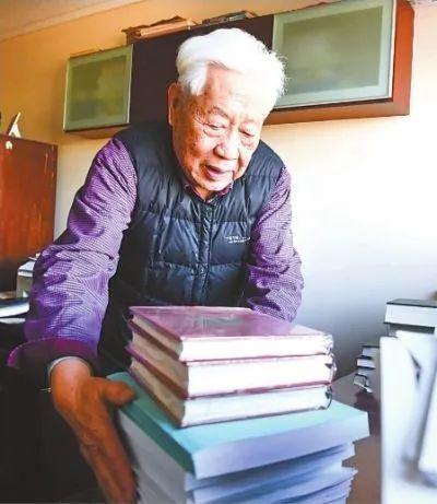 “下自己的论文还要付费”，89岁教授100多篇论文被知网擅自收录，维权获赔70多万