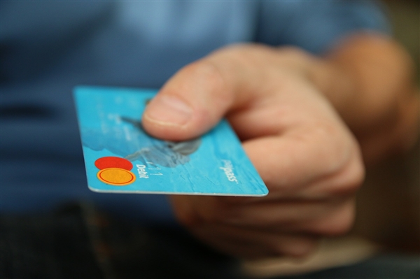 你还用信用卡吗？银保监会：信用卡资金不得用于偿还贷款、投资