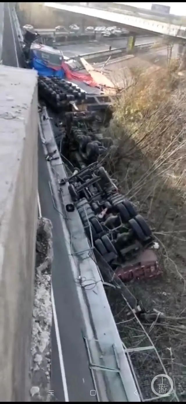 湖北高架桥侧翻已致4死8伤，公司回应：大货车载重198吨，超载400%