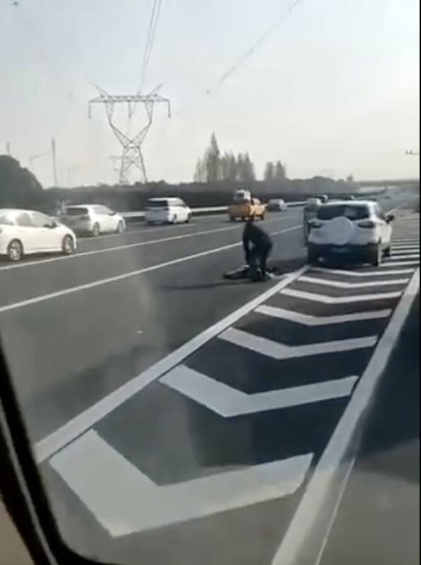 南京一交警执勤时被撞不幸殉职 肇事驾驶员已被警方控制调查