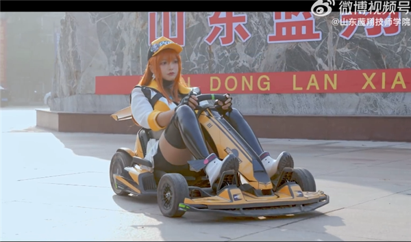 蓝翔联名《QQ飞车手游》周年庆视频爆火：真人版飞车、挖掘机上场