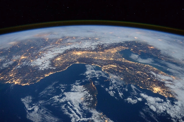 超1.7亿个微小空间碎片包围地球：速度达5.6万公里每小时