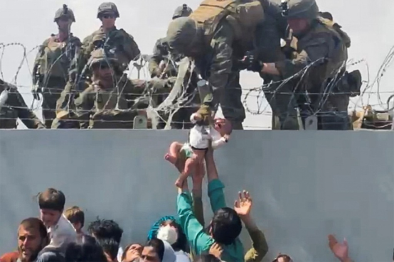 “交给美军士兵的婴儿”却被阿富汗司机捡到，婴儿父亲疑惑：难度让美军仍下了？