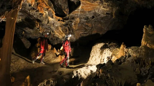 无法知道时间的情况下，在岩洞连续生活40天是种怎样的体验？