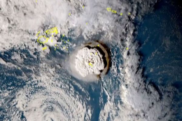 外媒：海底火山喷发撼动环太多国 汤加首都遭受严重破坏