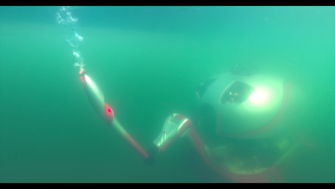 史上首次！两名机器人在水下完成冬奥火炬传递，网友：酷！