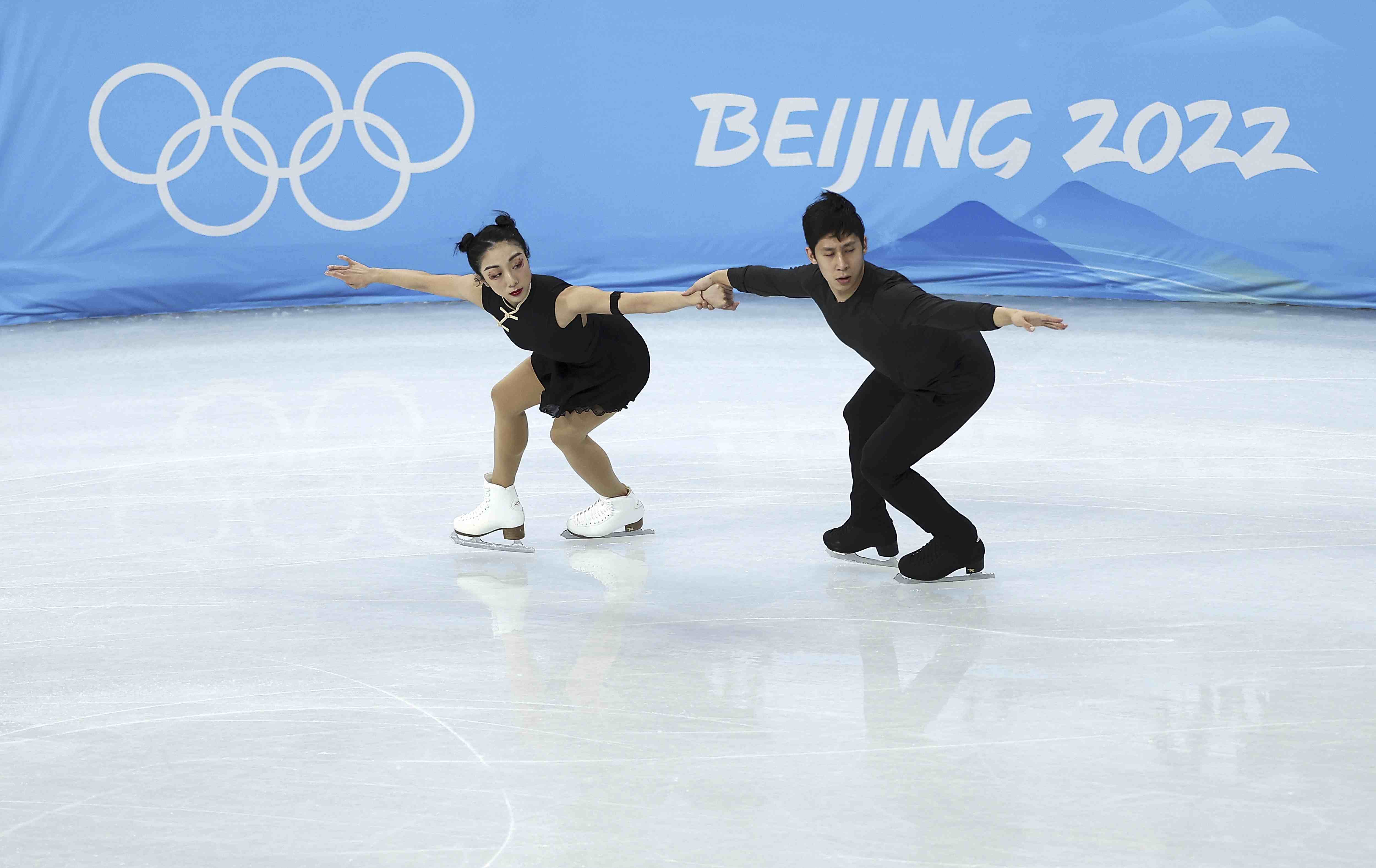 北京冬奥会·花样滑冰|“葱桶”组合：人越多越兴奋