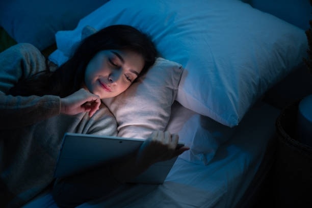 入睡前看屏幕能有更好的睡眠体验？这个新研究或改变认知