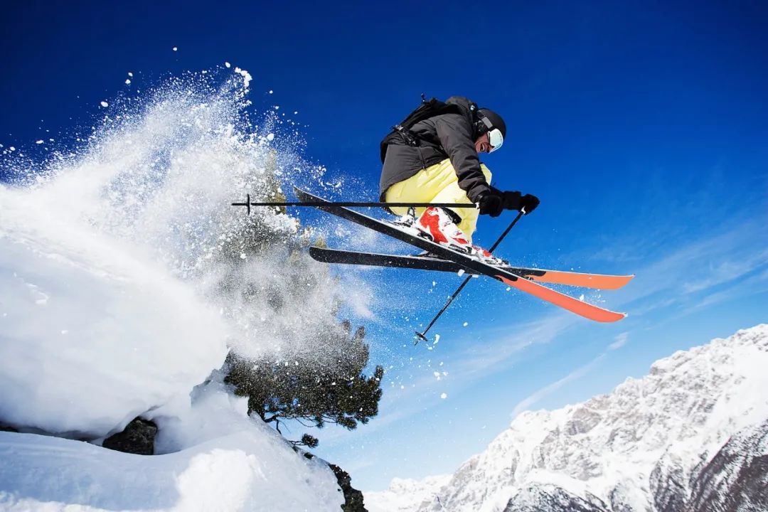 洋品牌PK淘品牌，年轻人沉迷的滑雪世界，能跑出“下一个Lululemon”吗