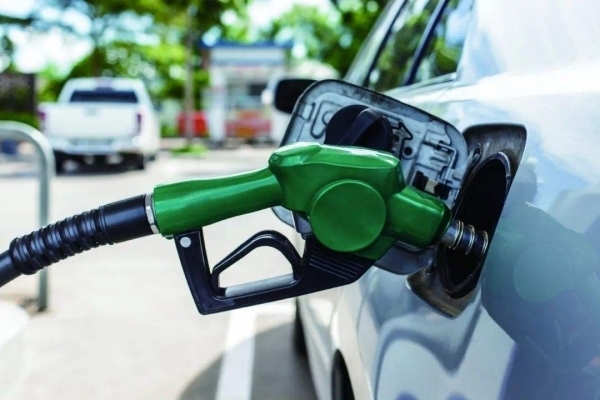 油价或迎年内“第五涨”  车主连夜排长队加油遭吐槽：怠速不烧油？