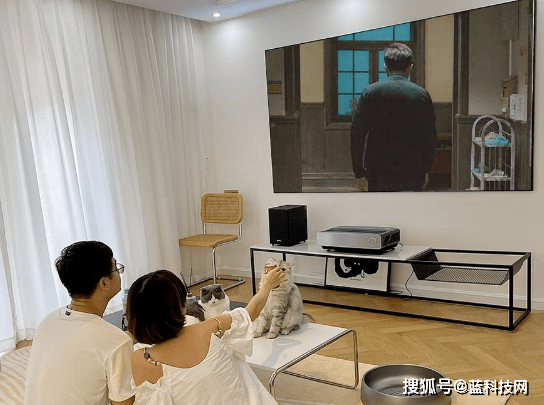 Z世代享受大屏影音或将“首选”激光电视 海信入选2022中国新消费Z世代品牌榜
