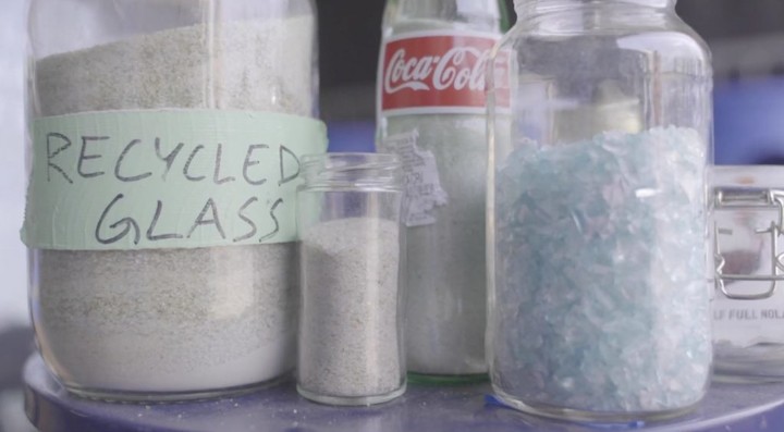 别让玻璃进垃圾场，把它回收变成沙子啊