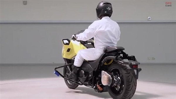 再也不怕摔车了 本田申请摩托自动驾驶专利：会压弯