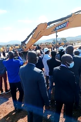 卖方跨国搞直播 津巴布韦总统现身 亲自开锂矿挖掘机 “内卷”出新天花板