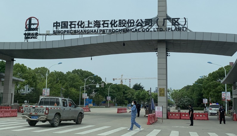 实探上海石化工厂：门口停警车 拉起警戒线！员工称已正常上班