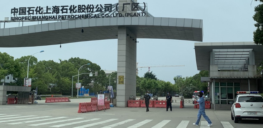 实探上海石化工厂：门口停警车 拉起警戒线！员工称已正常上班
