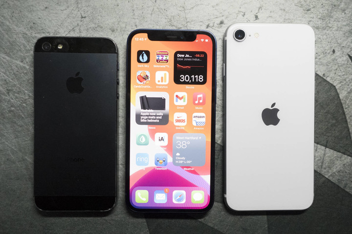 苹果用大屏的 Max 取代小屏 mini，然后把 iPhone 卖得更贵
