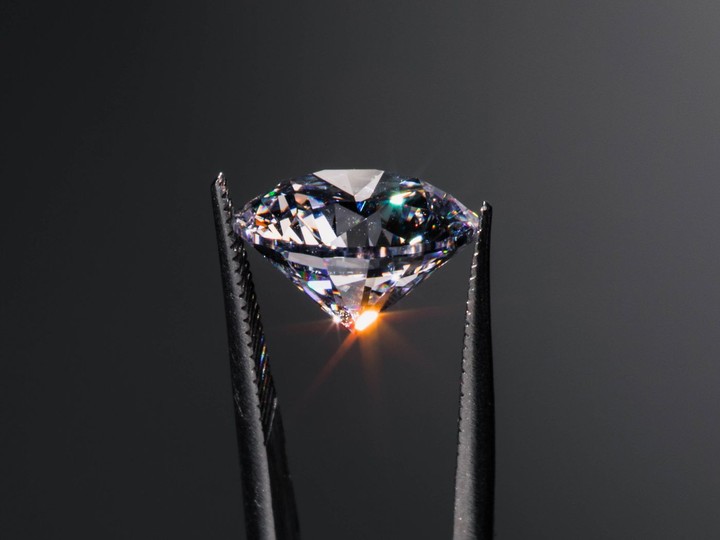 人造钻石更便宜了，但钻石已经不是年轻人的必需品