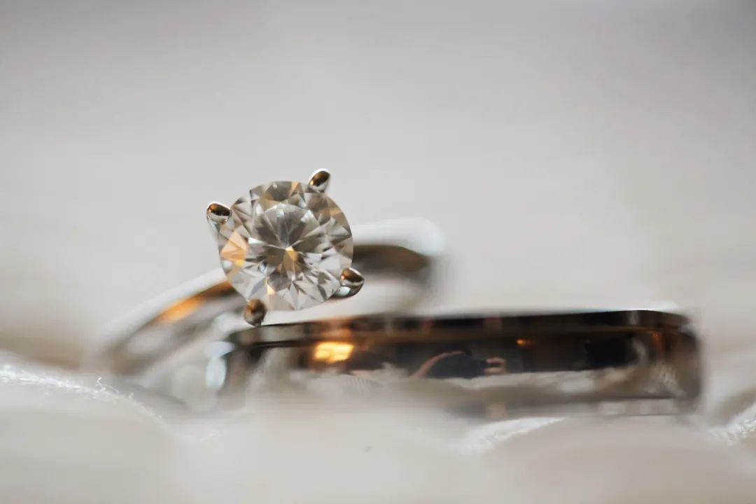爱情不能降价，但钻石可以平替？