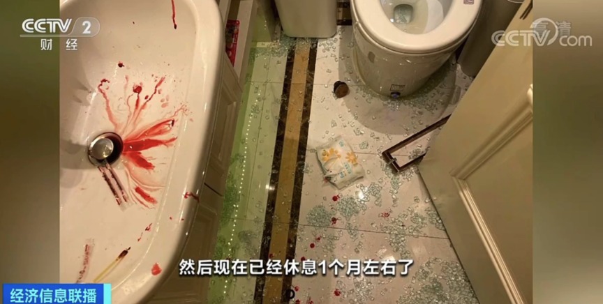 担心的事发生了！淋浴房玻璃门突然爆裂 男子受伤缝20多针！谁来赔？