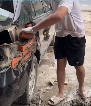 男子用砖头和水泥修车比新车还新！网友：墙都不服就服你