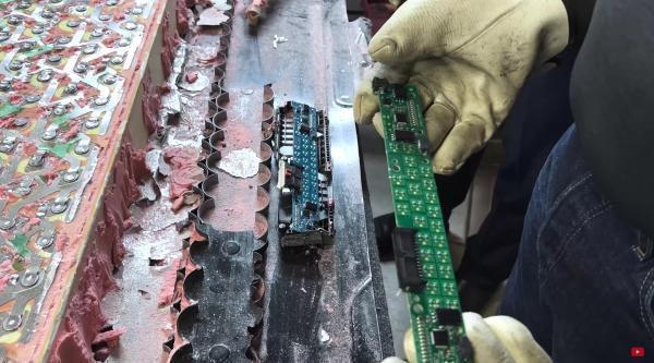 美国专业团队拆解特斯拉Model Y的4680电池包 秘密全部揭晓！