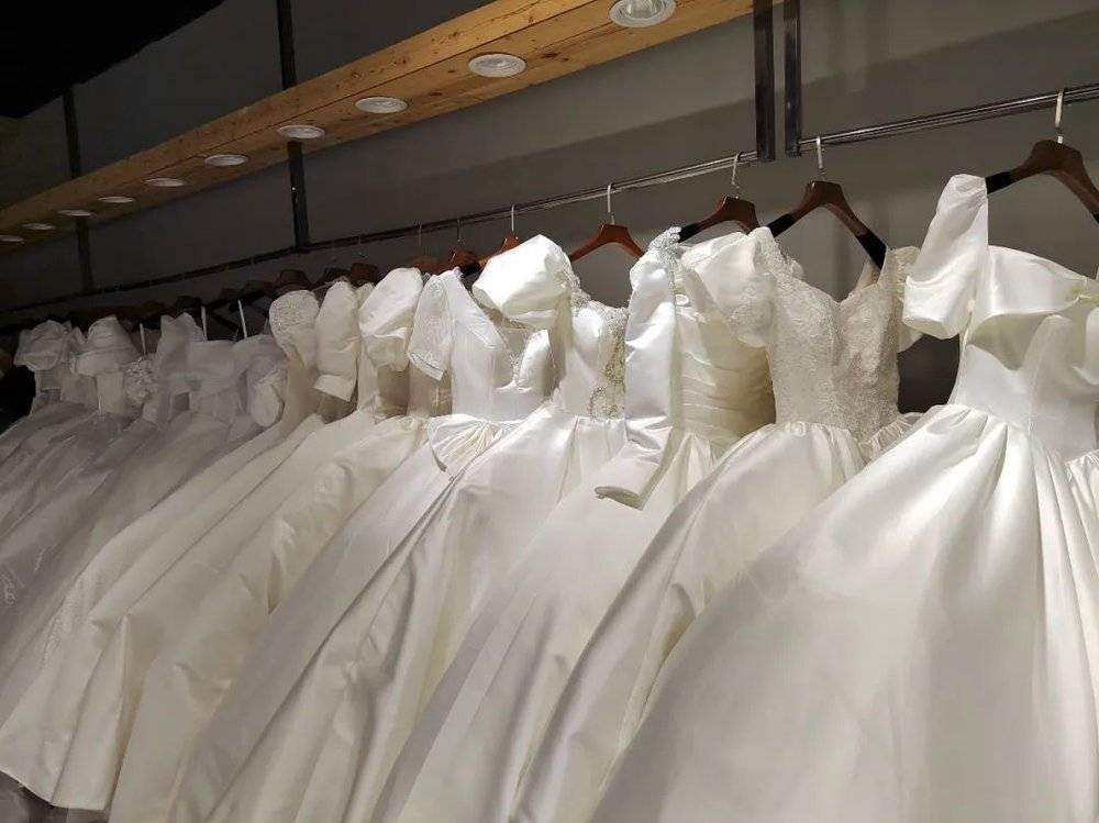 在苏州虎丘，新人用600块钱买一件婚纱