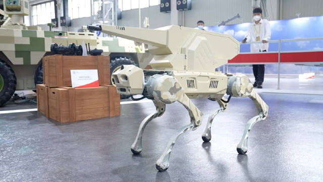 我国自主研制的机器狗首度公开：来自兵器装备集团，可配备机枪等