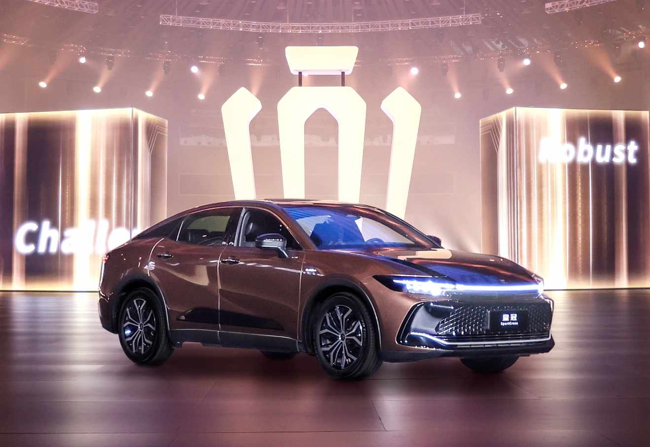 焕新再出发，一汽丰田2022全新皇冠品牌发布